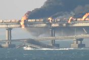 【影】俄羅斯連接克里米亞橋梁爆炸！俄媒：是汽車炸彈
