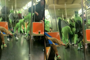 「綠惡魔」現身！9女穿螢光綠緊身衣　蒙面硬闖地鐵車廂…下秒揍人搶劫