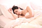 你常睡覺突然抖一下嗎！正常嗎？醫提醒４情況早檢查 恐疾病所致!
