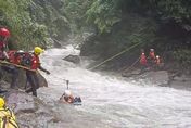 溪水暴漲！宜蘭9溯溪客受困金岳瀑布…警消架繩驚險救援