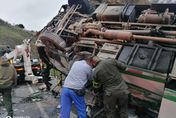 巴士翻覆路中「20人罹難」！哥倫比亞車禍意外　當局證實另有15傷：疑煞車故障