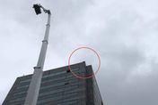 驚險！北市女蹲坐18樓頂僵持　警消鋪氣墊、雲梯車搶救勸下