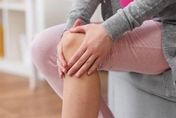 變天膝蓋就痛？ 醫曝「天氣痛」成因：有舊傷、關節發炎更要命