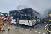 新北淡水「電動公車起火」！殃及隔壁車輛　無人傷亡