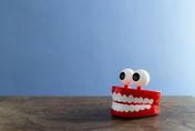 老翁心血管發炎指數超標⋯竟是因為「牙周病」？醫教5招保健牙齒
