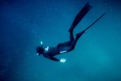 潛水小心別「衝太快」！黑視症恐導致腦缺氧、溺水
