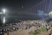 5天前才剛整修完工！印度吊橋突坍塌！　已知至少500人落水40人死亡