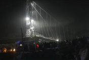 印度吊橋斷落500人墜河　已增81死