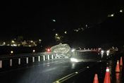 瑞芳濱海公路晚間「驚見2大落石」！護欄慘遭砸毀　警：維持單線雙向通行