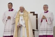 教宗第39次海外旅行！赴巴林主持3萬人露天彌撒　信眾感動落淚