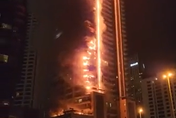 【影】驚！杜拜高樓深夜大火「燒成一條線」烈焰狂竄怵目驚心