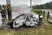 宜蘭重大車禍意外！小客車自撞電線桿起火燃燒　駕駛拋飛慘死