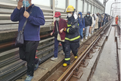 【影】11號地鐵出現「煙霧火光」？上海地鐵：為出庫無人列車　誤點一小時後正常運營