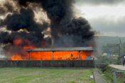 【影】苗栗家具倉庫大火！一旁就是化工廠…警消驚險搶救