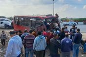 粗心司機服藥+滑手機釀意外！埃及巴士墜運河20死8傷