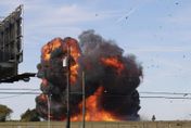【影】驚悚！達拉斯航展２架二戰古董機空中相撞　爆炸墜毀地面現火球