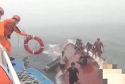 船難直擊！「漁山168號」翻覆7人待援　遭7千噸貨輪撞擊幸全獲救