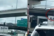 高速公路驚悚意外！25歲男「站貨車頂跳舞自拍」　下秒急速撞高架橋…身體變形亡