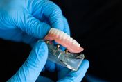 怎麼挑假牙？牙醫師解密3種假牙優缺點 !
