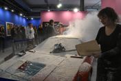 【影】環保團體再出招　安迪沃荷繪製跑車遭潑8公斤麵粉