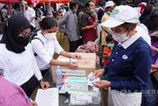 印尼強震災民露宿街頭　慈濟志工捐物資義診送暖