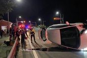 男深夜開車載妹濱海公路車禍　自撞分隔島翻車2人輕傷送醫