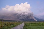 【影】印尼火山爆發　火山灰噴1.5萬公尺高、日本嚴密監測海嘯可能