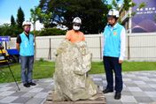 花蓮市知名噴泉「石來運轉」翻修挖到寶！日治金太郎抱鯉魚雕像現身