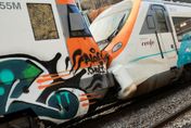 【影】重大交通事故！西班牙巴塞隆納火車追撞「車頭深陷」！155人受傷