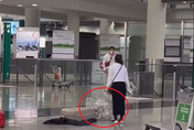 【影】香港機場情侶吵架摔東西　吃瓜網友歪樓：放過那個紙袋！