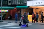「電動滑板車」歸類為慢車、不得上路！　新北市交通局：違者最高罰3600元