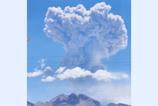 【影】智利北部火山蠢蠢欲動　噴6千公尺高灰柱