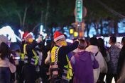 尊嚴都沒了！警察戴聖誕帽被酸「來到牛郎店是不是」　新北警局回應了