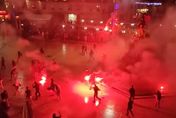 【影】世足賽/法國、摩洛哥球迷賽後爆衝突「互丟煙火、閃光彈」汽車衝撞釀1死