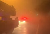 【影】林口工廠晚間起火！現場濃煙密布　80名警消出動1小時撲滅
