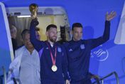 【影】凱旋歸國！梅西高舉大力神盃　阿根廷世足隊獲數十萬民眾英雄式歡呼