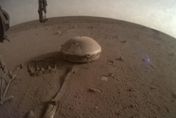 NASA火星探測器洞察號電力耗盡　傳回最後一張火星照向世人「道別」