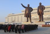 金正日逝世11週年全國追悼　北韓民眾頂著-20度寒風苦站2小時