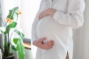 30歲孕婦腹痛以為是寶寶擠壓　產後檢查竟是罹大腸癌第三期