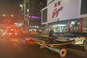 【影】平安夜藍寶堅尼出事！失控撞爆忠孝SOGO前燈桿　車頭全毀畫面曝