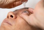 愛流淚恐是「乾眼症」惹禍！58歲婦「狂點眼藥水」角膜險受損