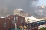 【影】鹿港老街空屋火警延燒2戶　31消防員19車前往灌救　幸無人傷亡