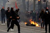 不滿巴黎槍擊案兇手轉送精神病院　庫德族街頭抗爭轉趨暴力