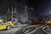 【影】朱宗慶樂團八里倉庫燒了！新北5工廠大火傳爆炸　延燒逾600坪