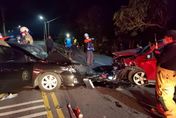 深夜巨響！台南柳營街頭2車對撞　車頭全毀8人受傷