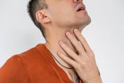 50歲男喉嚨痛、吞嚥卡以為感冒！醫驚：這位置腫起來　死亡率高達7%