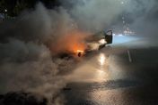 台南計程車撞飛機車倒地冒火！…車燒毀、騎士命危