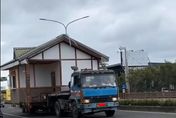 影／這才是真「搬家」！屏東民宿拖板車載運小木屋　警開罰至少6000
