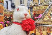 屏東街頭超吸睛！玉皇宮出動近百神轎繞境祈福　兔神像引民眾搶拍