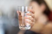 長輩喝水常嗆到恐是「肌少症」上門！專家曝「2招」簡單檢測評估